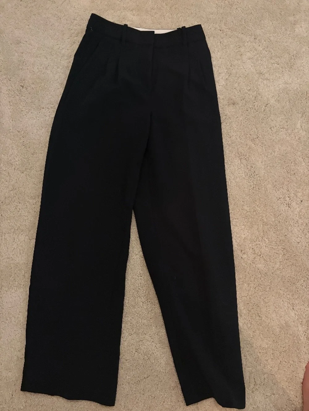 Aritzia Effortless Pant in Black